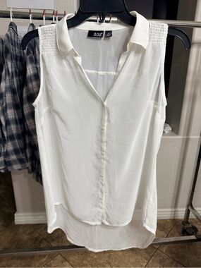 a.n.a White Sleeveless Button-Down Collared Blouse